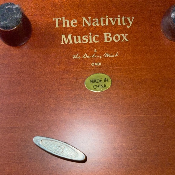 The Danbury Mint Nativity Music Box Silent Night Manger Scene (Musical) - Picture 5 of 10